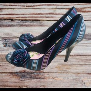 Betsy Johnson 3” Heels size 7 flower bow